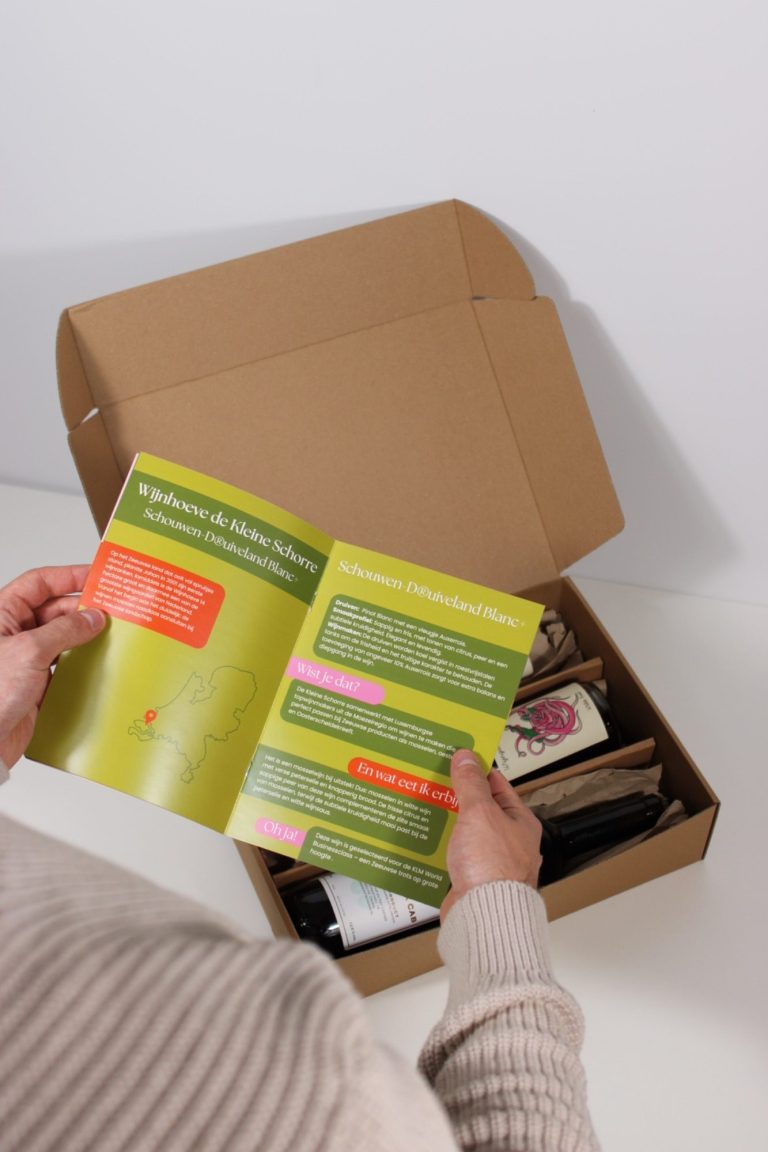 Hier zie je een proefbox met Nederlandse wijnen en een boekje met uitleg. 